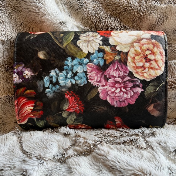 NWT Black and Floral Pattern Clutch Purse with silver hardware - Picture 3 of 6